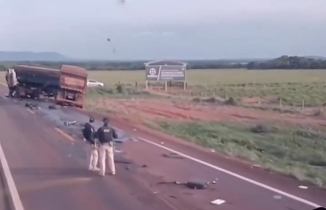 Motorista morre em colisão frontal entre caminhão guincho e carreta na BR-158